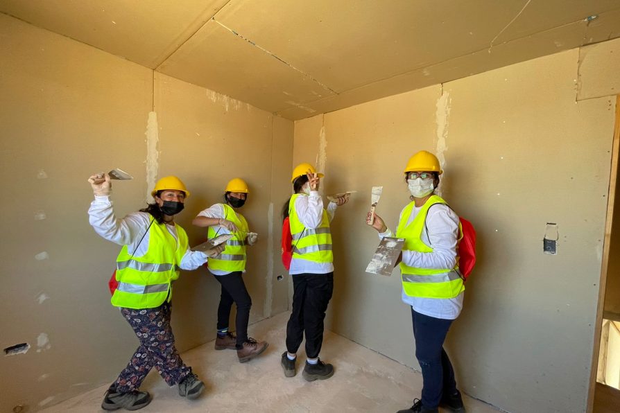 Capacitación laboral en construcción beneficia a más de 20 mujeres de conjunto habitacional en Olmué