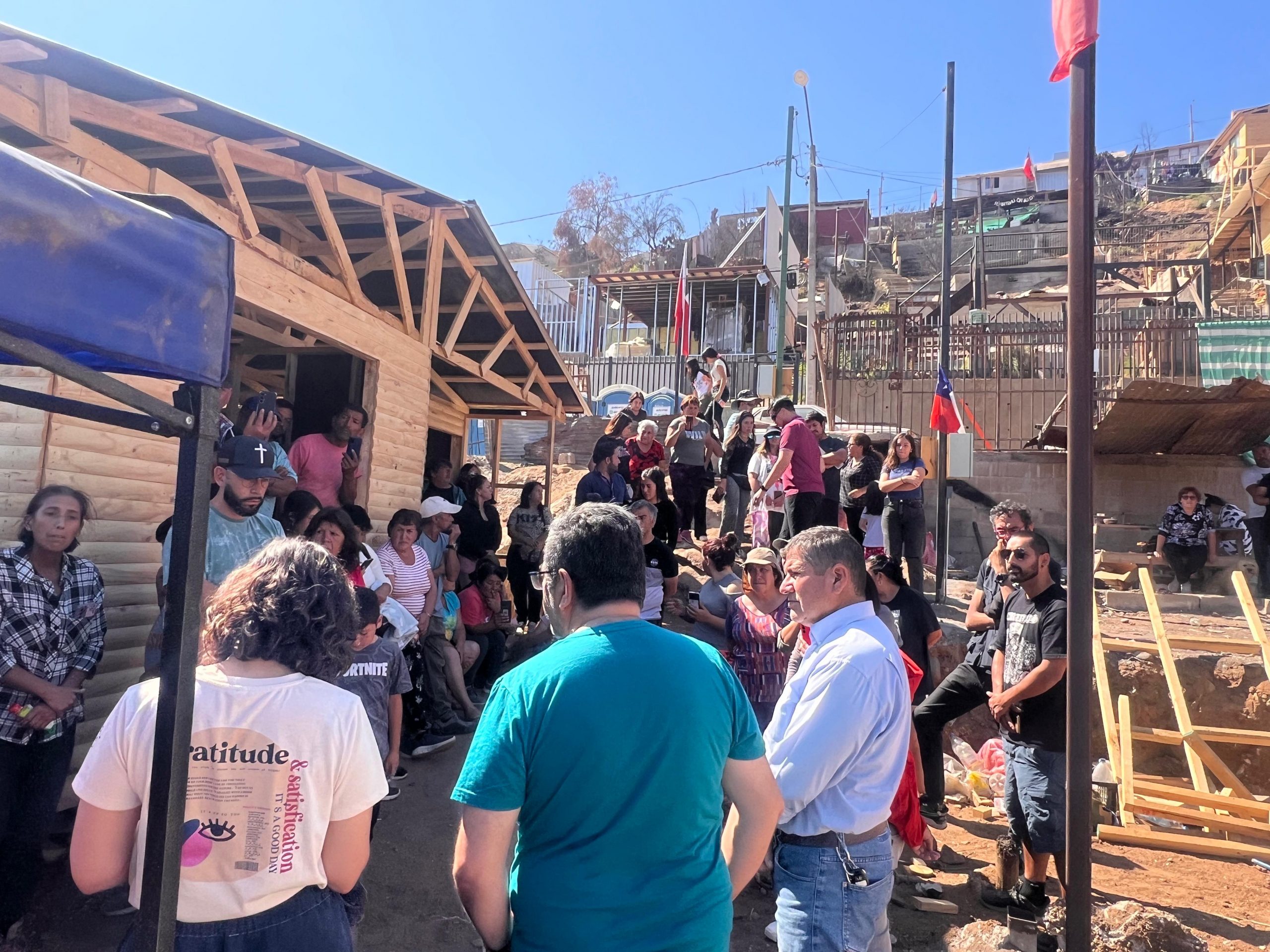 Autoridades recorren Población Argentina de Quilpué para informar sobre reconstrucción tras megaincendio
