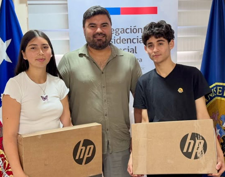 Jóvenes de Marga Marga reciben computadores para apoyar sus estudios de educación superior