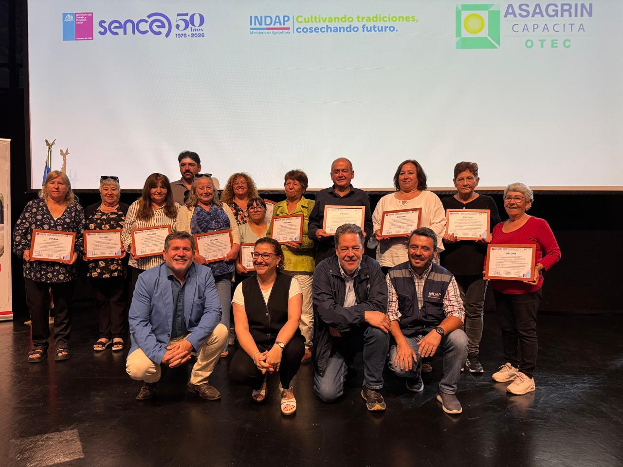 Vecinas y vecinos de Marga Marga reciben certificación tras procesos de capacitación de SENCE e INDAP